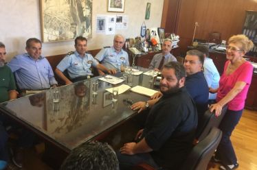 Ο Καραπάνος με μέλη της κίνησης πολιτών του Αιτωλικού στο…