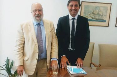 Συνάντηση Καρπέτα με τον πρόεδρο του ΚΕΠΕ Ν. Θεοχαράκη