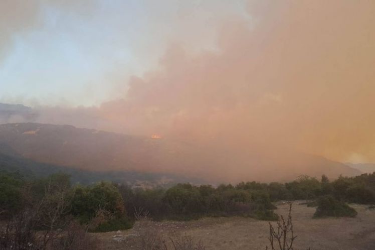 Μεγάλη πυρκαγιά σε Ταξιάρχη Θέρμου και Καλλιθέα Αγρινίου
