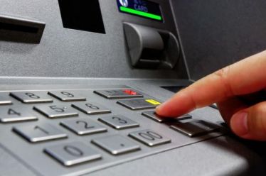 Οι πιο διαδεδομένες απάτες στα ΑΤΜ και τι να προσέχετε