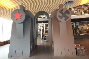 Μία ιστορία για την εξίσωση κομμουνισμού – ναζισμού. Ή πώς…