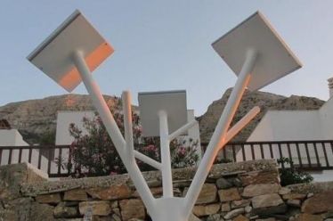 Στη Σίφνο φορτίζουν τα κινητά από ένα φωτοβολταϊκό δέντρο στο…