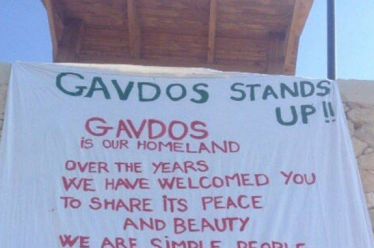 Ένα πανό στο λιμάνι της Γαύδου προειδοποιεί τους τουρίστες ότι…