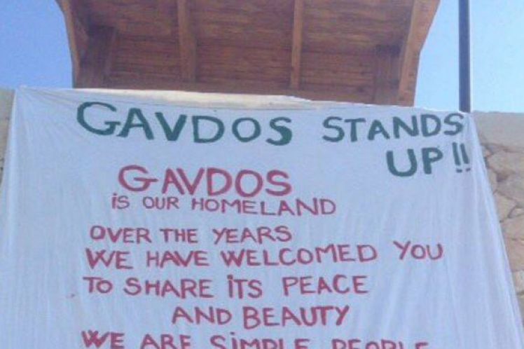 Ένα πανό στο λιμάνι της Γαύδου προειδοποιεί τους τουρίστες ότι το νησί δεν θέλει ναρκωτικά