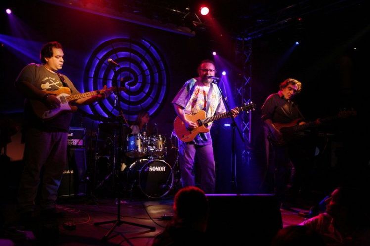 Οι Blues Wire στο καφεκούτι της Σταμνάς