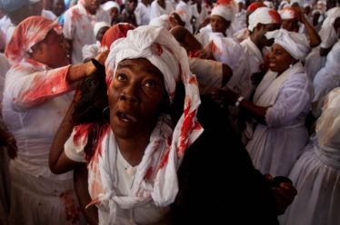 Στα άδυτα του Vodou και των πιστών που υπηρετούν τα…