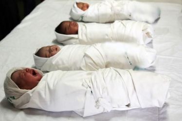 “Φάρμες μωρών”: Χιλιάδες παιδιά πουλήθηκαν για υιοθεσία τη δεκαετία του…
