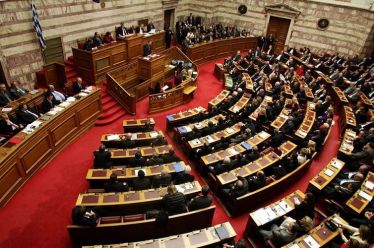 Η Ελλάδα στενάζει και αυτοί βλογάν τα γένια τους!!!