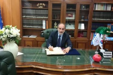 Ο Κατσιφάρας υπέγραψε τη διακήρυξη της Ολυμπιακής Εκεχειρίας