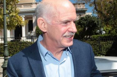 Ο Γιώργος Παπανδρέου βραβεύεται για το έργο του ως πρωθυπουργός…