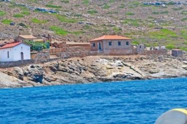 Αυθαίρετα και στη Μακρόνησο!