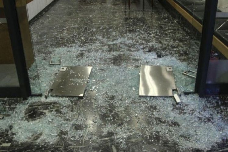 Εισβολή αναρχικών στον Συμβολαιογραφικό Σύλλογο Αθήνας