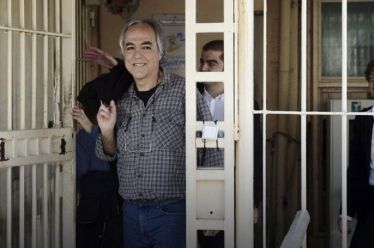Κ. Μητσοτάκης: “Αδειάζοντας” ακόμα και τον πατέρα του