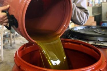 Το ηλιέλαιο που βαφτιζόταν «ελληνικό ελαιόλαδο» με προσθήκη χρώματος έφτανε…