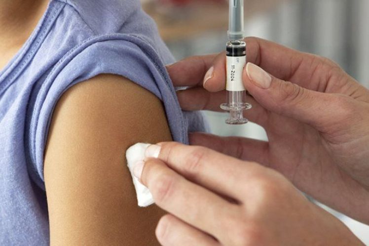 Διαφορές στην ανταπόκριση στον εμβολιασμό μεταξύ υγιών ατόμων που δεν είχαν επαφή με τον SARS-CoV-2 και ατόμων που νόσησαν