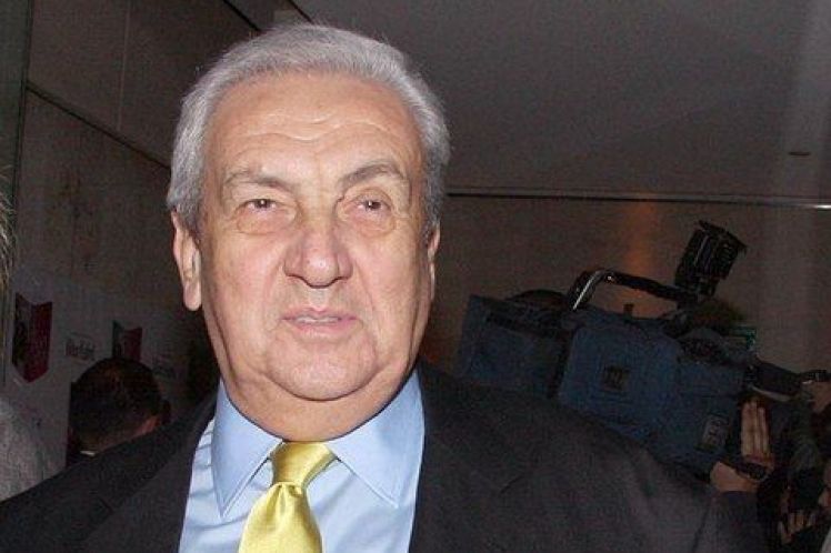 «Ρήγματα» στους καναλάρχες για τις άδειες