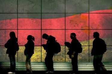 Σπουδασμένοι νέοι εργάζονται μόνο για το φαγητό