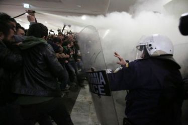Κυβερνητικές εξηγήσεις και αιχμές εκ των έσω