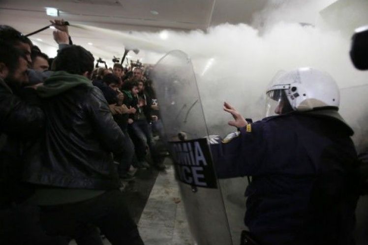 Κυβερνητικές εξηγήσεις και αιχμές εκ των έσω
