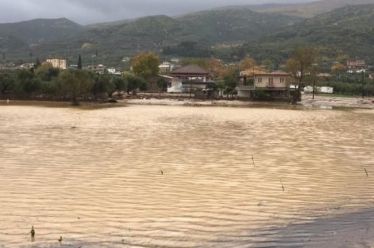 Απεγκλωβισμοί, πλημμύρες και καταστροφές – Συνεχίζεται η επέλαση της κακοκαιρίας