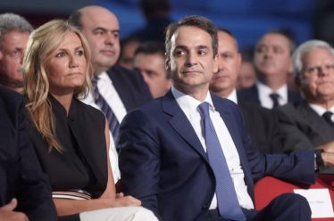 Ένα εκατομμύριο το ετήσιο εισόδημα του ζεύγους Μητσοτάκη