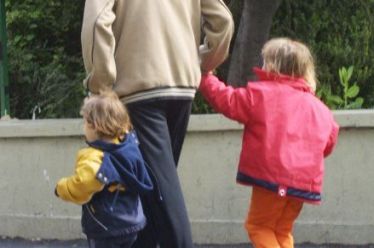 Οικογενειακά επιδόματα: Αυτά είναι τα ποσά για κάθε παιδί
