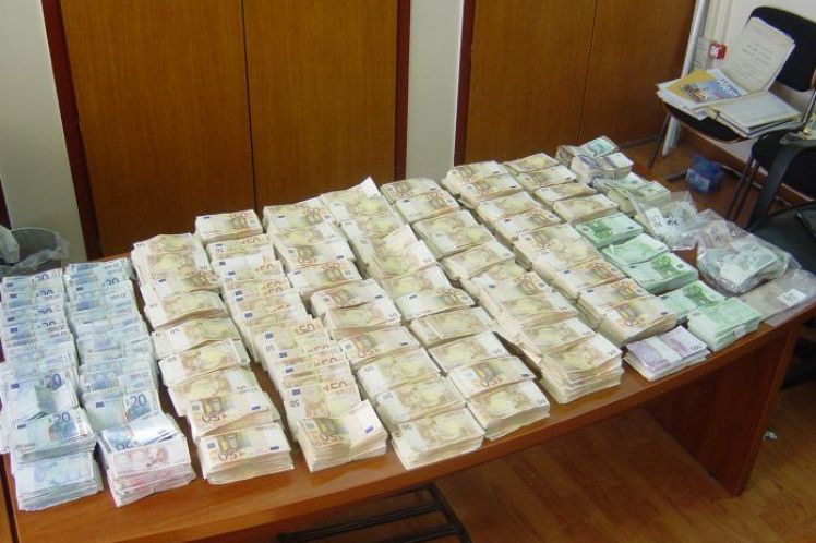 Έκλεψαν 2 εκατ. ευρώ ΜΕΤΡΗΤΑ από 90άχρονη πρώην δικαστικό, που τα είχε στο σπίτι της!