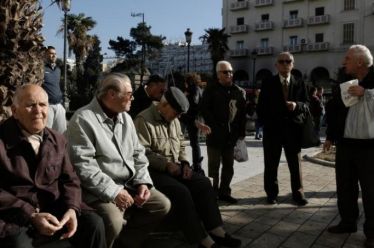 Στα 35 ευρώ το ΕΚΑΣ το 2018 – 140.000 λιγότεροι…