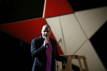 Θυμάστε που κορόιδευαν τότε τον Βαρουφάκη; Τώρα, τσιμουδιά