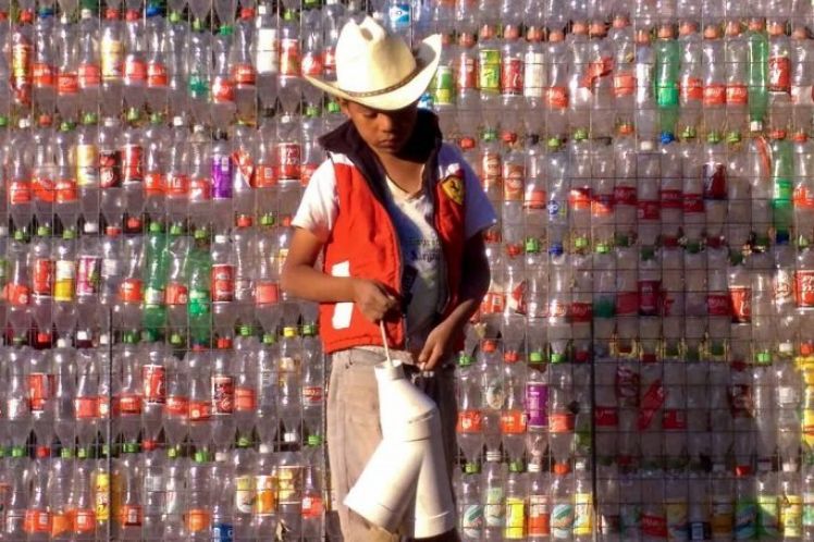 Το Μεξικό ξαναχτίζεται με πλαστικά μπουκάλια