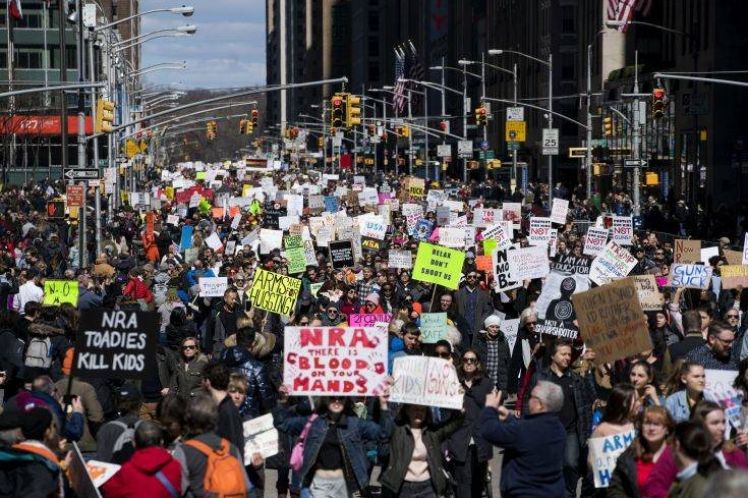 Εκατοντάδες χιλιάδες νέοι στους δρόμους των ΗΠΑ κατά των πυροβόλων όπλων