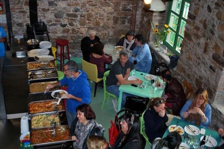 Μυτιλήνη: Σε αυτό το εστιατόριο οι μάγειρες και οι σερβιτόροι είναι πρόσφυγες που επέλεξαν να μείνουν