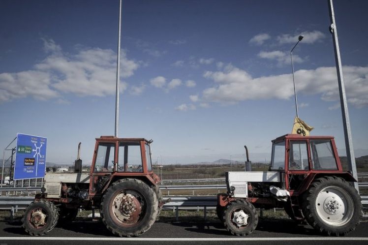 Μπλόκα στήνουν σήμερα οι αγρότες – Που θα συγκεντρωθούν