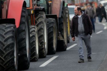 Για δεύτερη μέρα στα «μπλόκα» οι αγρότες