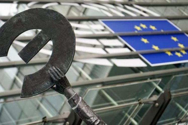 Κερδισμένοι από τα 20 χρόνια ευρώ – Σε καθοδική πορεία η Ελλάδα από το 2011