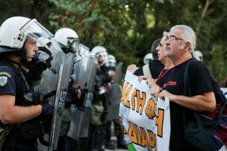 Ένταση και χημικά πριν την ορκωμοσία Πατούλη στο Ζάππειο