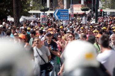 «Μην τολμήσει να φέρει νομοσχέδιο για τον περιορισμό των διαδηλώσεων…