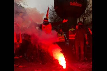 Μαζικές απεργιακές κινητοποιήσεις στη Γαλλία ενάντια στις πολιτικές Μακρόν