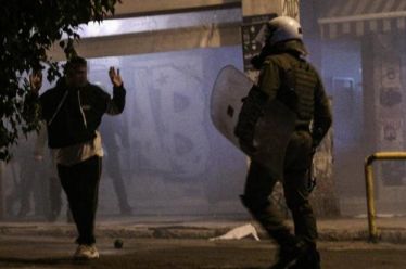 Χτυπήματα, ξεγύμνωμα και προσομοίωση βιασμού από αστυνομικούς – Τι καταγγέλλει…