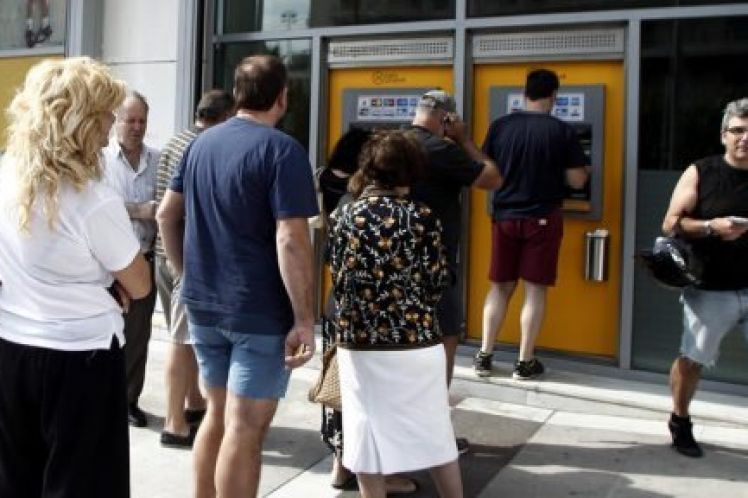 Προμήθεια 3 ευρώ σε κάθε συναλλαγή θα κρατάνε οι τράπεζες σε όσους ξοδεύουν πάνω από 2 λεπτά στα ΑΤΜ