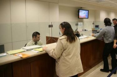 Τράπεζες: «Σπρώχνουν» εκτός… γκισέ συναλλαγές κάτω των 400 ευρώ –…