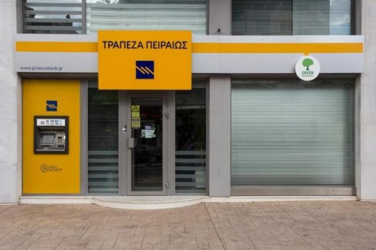 Πειραιώς: «Φωτιά» πήρε το twitter για τη χρέωση 5 ευρώ σε χιλιάδες λογαριασμούς – Tι απαντά η τράπεζα