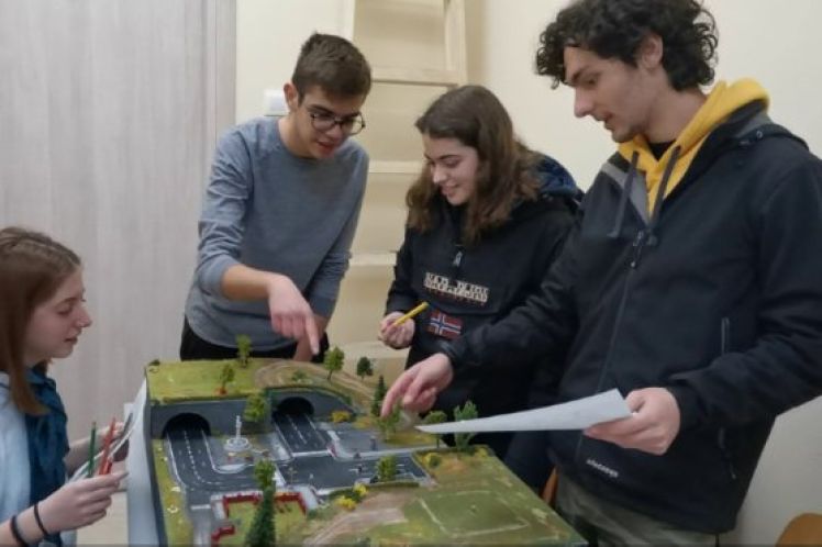 «Έξυπνα φανάρια» σε ρόλο αόρατου τροχονόμου προτείνουν 25 μαθητές Λυκείου