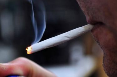 Επιτρέπει ξανά το κάπνισμα σε εσωτερικούς χώρους η κυβέρνηση, «τι…