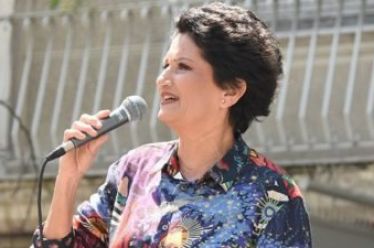 Σε μπαλκόνια ανυποψίαστων πολιτών θα τραγουδάει η Άλκηστις Πρωτοψάλτη
