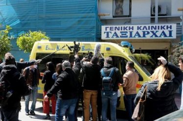 Έξι νεφροπαθείς από την κλινική στο Περιστέρι με COVID-19, μεταφέρονται…