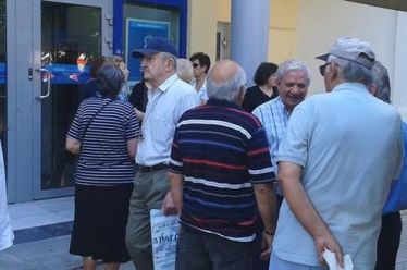 Νωρίτερα οι συντάξεις του Απριλίου: Με σύστημα «μονά-ζυγά» για αποφυγή…