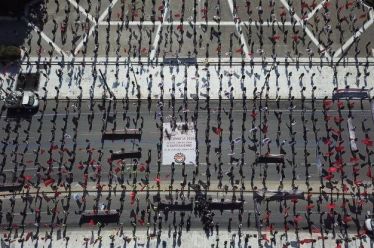 Το ΠΑΜΕ παραδίδει μαθήματα εφαρμογής των μέτρων – Στρατιωτική πειθαρχία…