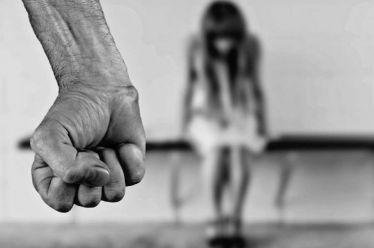 Εξαρση ενδοοικογενειακής βίας την περίοδο της καραντίνας – Τι δείχνουν…