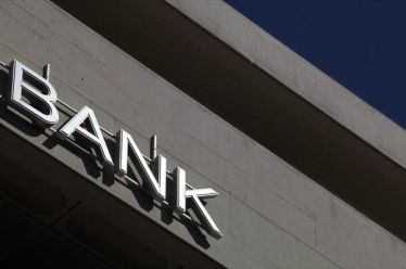 Handelsblatt: Ο κορωνοϊός «χτυπά» τις ελληνικές τράπεζες